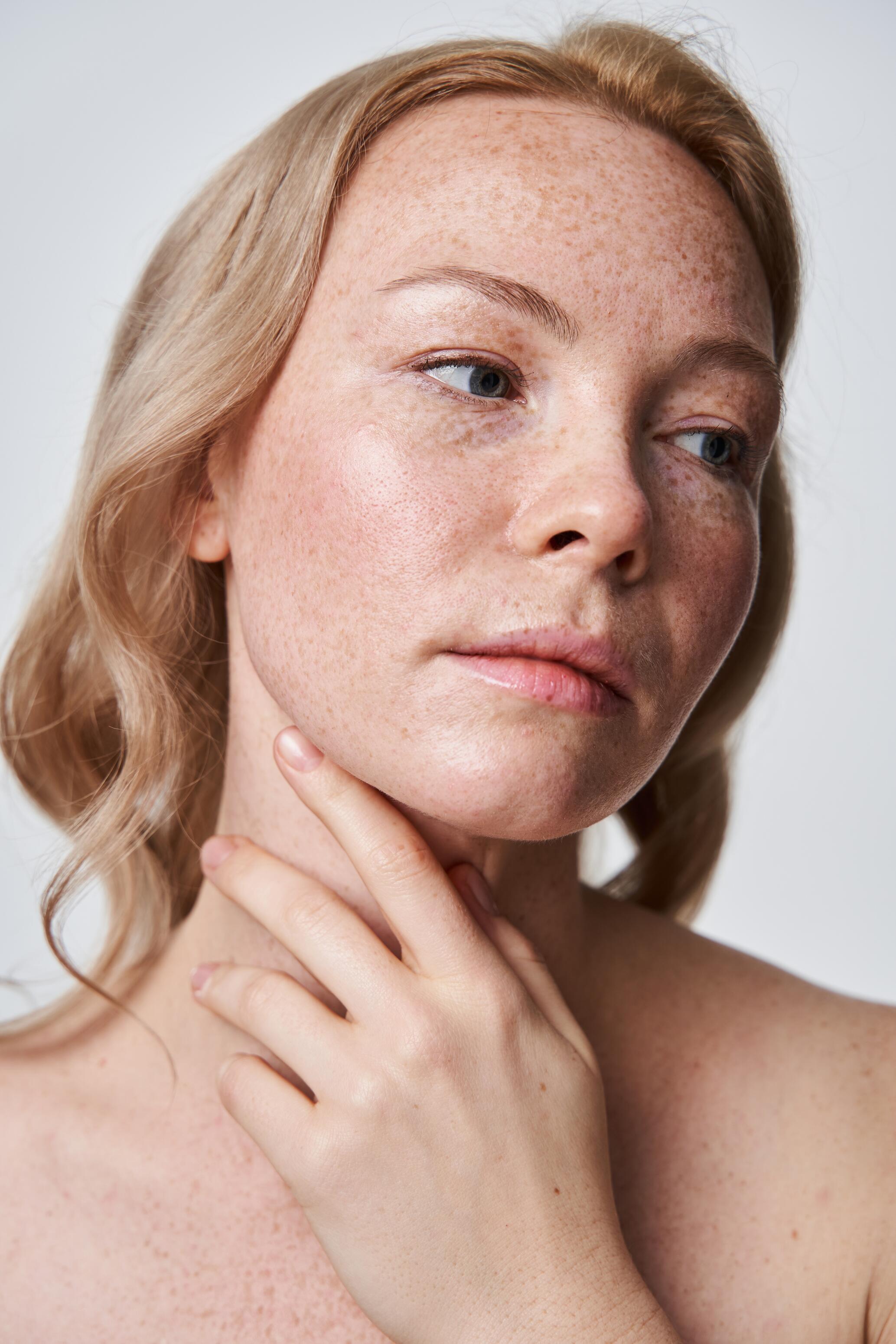 AD_FRAGILE SKIN_FACE_WOMAN_2021